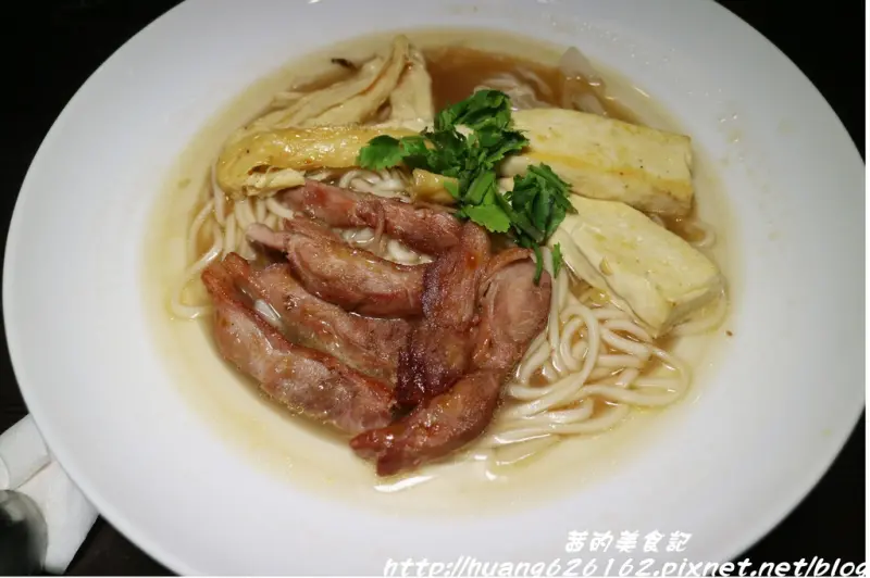 【台北中正區】北車中西合併的創意美食『瓦法奇朵Waffogato(台北車站店)』安格斯麻辣牛排牛肉麵、麻辣牛肉麵、油封鴨腿薑母鴨細麵、焦糖豬腳細麵、海鮮豆腐鍋只要99元