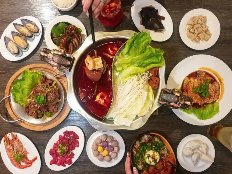 台北美食||瓦法奇朵-咖啡店裡吃著鴛鴦火鍋,來場中西衝突的火花吧||中正區、北車美食