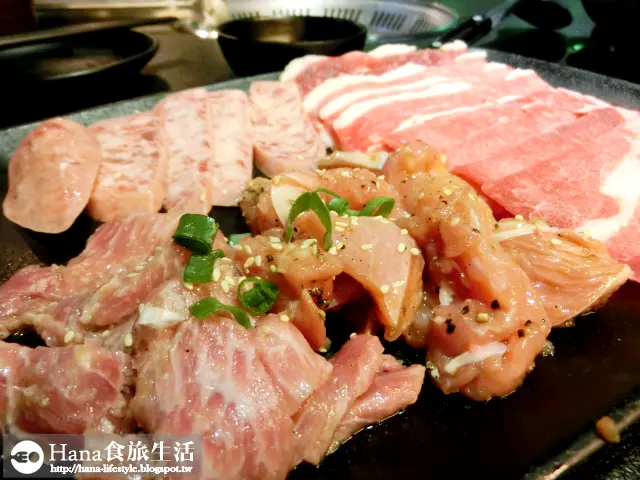 
【廠商合作】瓦崎燒烤火鍋吃到飽 敦南店 | 大方的海鮮 精選與認真調味的肉品 洋蔥泡菜必吃  環境舒適 三五好友聚會好地方
