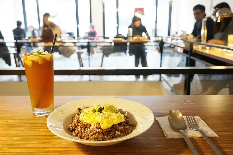 【市政府】★上樓看看Arthere Cafe★鬧中取靜的不限時咖啡館，獨立檯燈座位隱密舒適｜咖啡館 早午餐 下午茶 硬骨魚覓食中