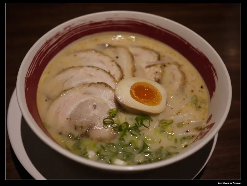 [麵通屋]牆上掛滿名人簽名盤的拉麵店~真的有這麼好吃嗎?