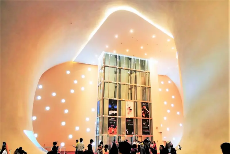 【台中西屯 | 景點】曲線流暢優美的涵洞式建築美學。台中國家歌劇院