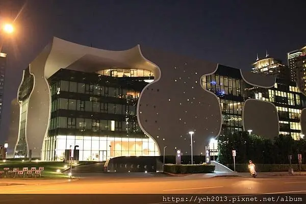 台中景點推薦／夜遊台中歌劇院與秋紅谷