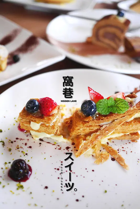 【台中散策食記】窩巷/HIDDEN LANE  甜點 咖啡 古貨 五權五街│西區：隱藏住宅區的日式老宅甜點屋～日式文青咖啡店與台式懷舊混搭的復古味！莓果千層森林限定招牌必點！還有巧克力咖啡蛋糕捲也