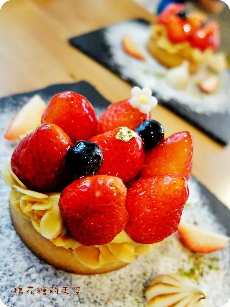 《台中甜點》窩在巷子裡的甜點店“窩巷”，滿屋子的復古玩意兒～像個藏寶庫，冬季限定草莓塔鮮紅欲滴～每日限量的喔！還有好多好吃甜點～快來挖寶！