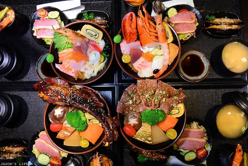 【台中│美食】中友百貨美食推薦，新鮮生魚片丼飯就可吃到龍蝦，巨無霸豬肋排霸氣登場。八坂丼屋(中友店)