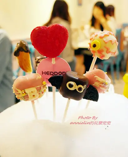 ◎【(東區) HERDOR Tea House禾.多】雲朵+甜點棒棒糖...鐵定眼冒愛心，失去理智！其實..義式烤飯才無敵！