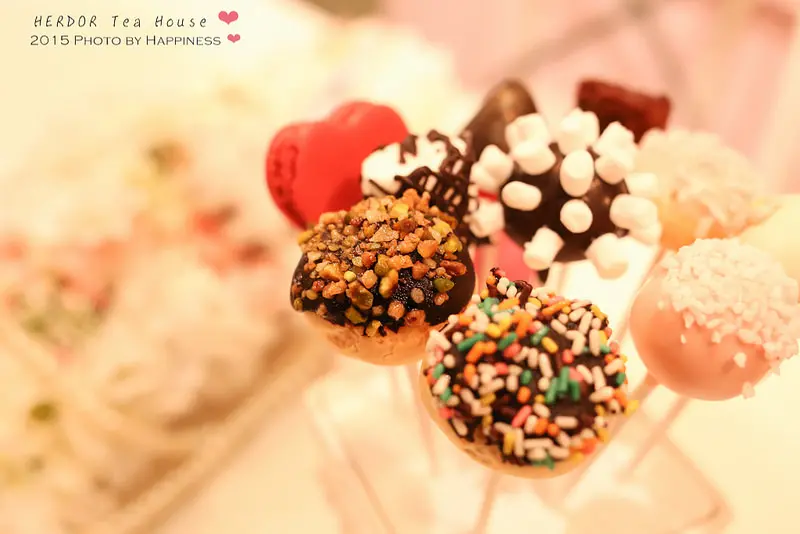 【台北東區_捷運忠孝敦化】HERDOR Tea House ♥ 超夢幻的甜點下午茶店，療癒系的蛋糕棒棒糖還有好喝的茶，繽紛的公主風格，好拍又好吃 ♥
