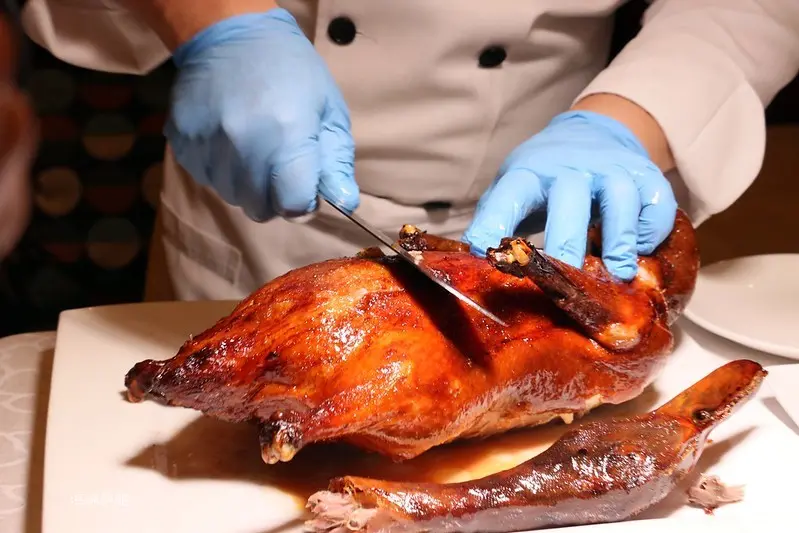 小巨蛋美食『台北王朝大酒店-玉蘭軒』北京烤鴨之櫻桃鴨三吃，端午節粽子預購7折優惠，菜單價位，包廂聚餐(捷運台北小巨蛋站)