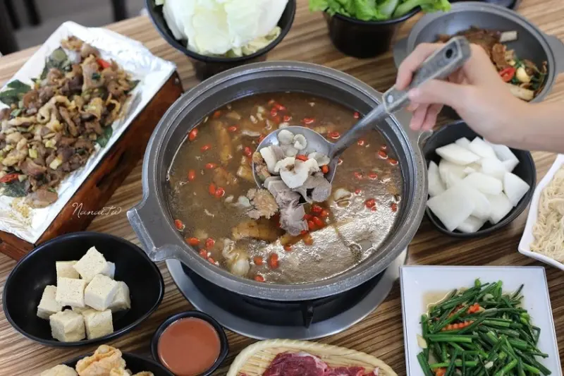 彰化溪湖》春芳燒烤羊肉爐。冬季必備禦寒首選,溫補藥膳羊肉爐,溫體羊肉手工切里肌肉 - Nana愛旅行札記