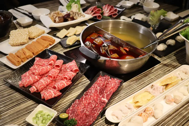 (南京三民站)松山火鍋/松山麻辣火鍋-麻神麻辣火鍋,使用刀叉吃的果凍鴨血,宵夜晚餐聚餐地點,單點制,有包廂