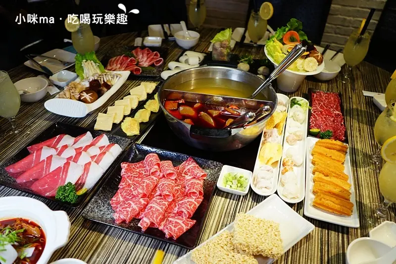 麻神麻辣火鍋 ▏用刀叉吃銷魂果凍鴨血 舌尖一壓就爆漿。獨門王子麵 / 一肉三吃 麻神一次讓你上癮。捷運南京三民站