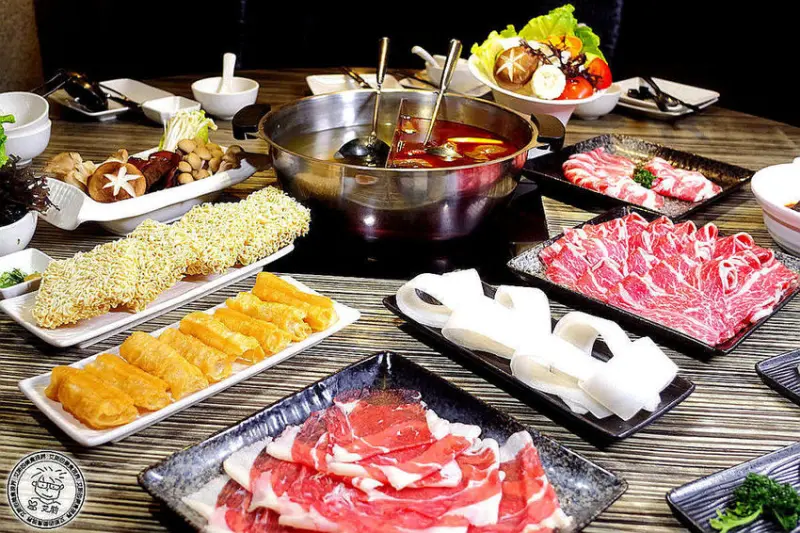 很多人心中最愛的麻辣火鍋店．可以喝的溫潤湯頭、超Ｑ彈的果凍鴨血都讓人念念不忘．晚餐、宵夜時間最優質的麻辣火鍋選擇．麻神麻辣火鍋