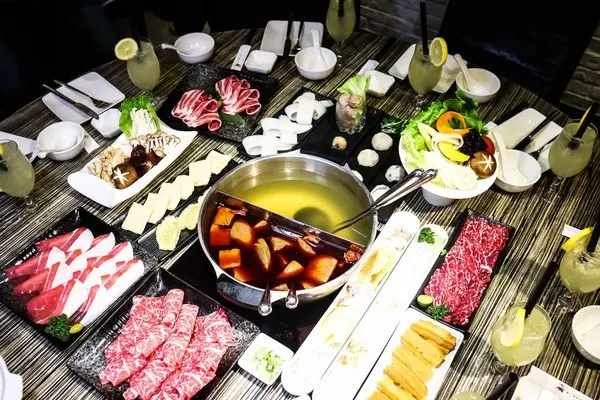 【台北鴛鴦火鍋推薦】麻神麻辣火鍋 果凍鴨血配頂級飲品！捷運南京三民站美食        
      