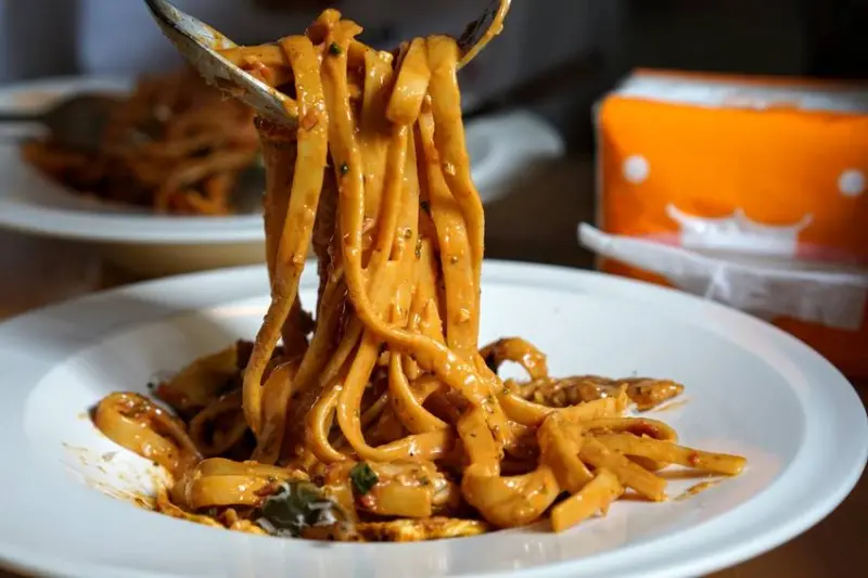 【高雄 No.4 Pasta 義大利麵。獨家限量手作提拉米蘇／鄉村風的巷弄低調美食／肆號商行】新興店