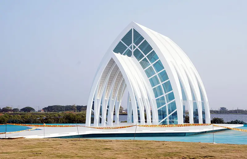 【台南北門景點】北門水晶教堂.北門嶼基督教會.診所紀念館.烏腳病紀念館.錢來也商店.夢奇地 - 台南婚紗熱門景點.把關島教堂搬來台南囉.遇見龍貓塚森的大樹耶