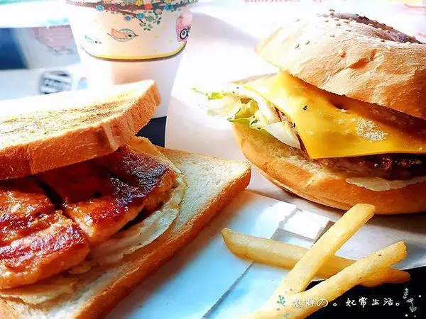 【台中】不起眼的住宅區★寧靜的巷弄內★老車。食物所 早午餐隱藏在其中★4oz牛肉讓人大快朵頤★