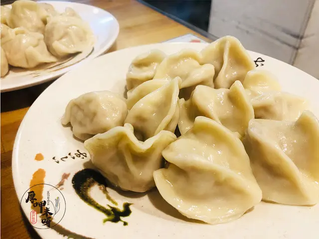 【厚呷米呀│台北萬華】海天香餃 在地超過20年好吃特色水餃老店/正宗㊣很多人吃這家長大的/除了水餃之外雲吞撈麵也好吃必點/另售冷凍水餃多款特色口味 近捷運藍線龍山寺站1、2號出口-鄰近龍山寺