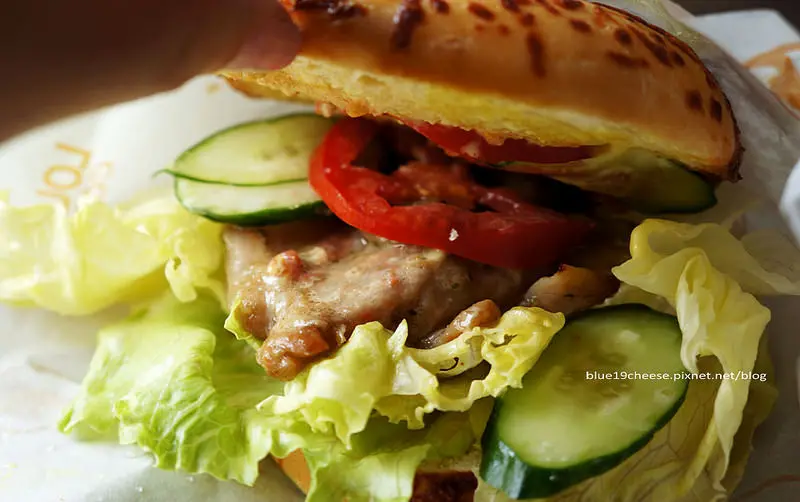 【台中西屯早午餐】路易莎咖啡Louisa Coffee - 不同據點.各有不同風格.餐點咖啡穩定.逢甲福星店的美眉好幾位又年輕可愛XD