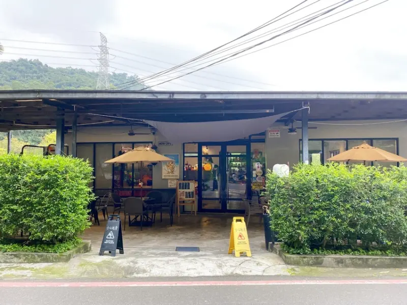 【新北深坑-wow cafe】深坑老街周邊寵物友善餐廳/咖啡廳。有草皮狗狗可跑跑。無柵欄