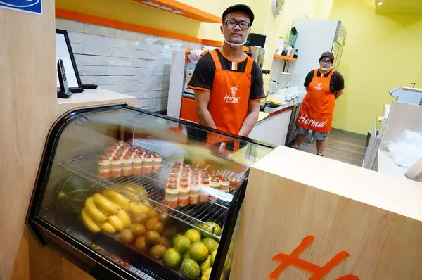 豐原火車站廟東夜市，驚奇發現夏天好喝、爽口又透心涼的純天然果汁。荷瑪冰鑽繽果飲!讚~