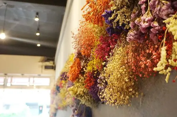 【台中豐原】少女心大爆發美麗花牆『暖暖輕食小館』－發現豐原之美。療癒系唯美乾燥花。食尚玩家推薦下午茶甜點