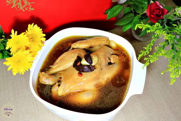 【桃園 宅配】華膳空廚 - 黑蒜頭燉雞湯　為即將到來的冬日做準備，濃濃蒜香肉質Ｑ彈的甘美雞湯，暖胃又暖心❤