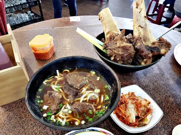 [牛肉麵/牛肉料理]苗栗頭份 靠近中央路 [田新牛家庄牛肉麵] 2019食記~好吃~近尚順~ 牛大骨好驚人~ 又超值~ 頂極腱子肉也很讚呀!