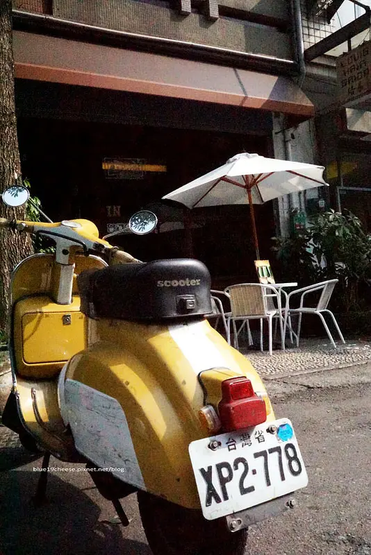 【台中北區咖啡】癮生活 - 型男老闆有一台搶眼的黃色偉士牌.不定時有展覽喔