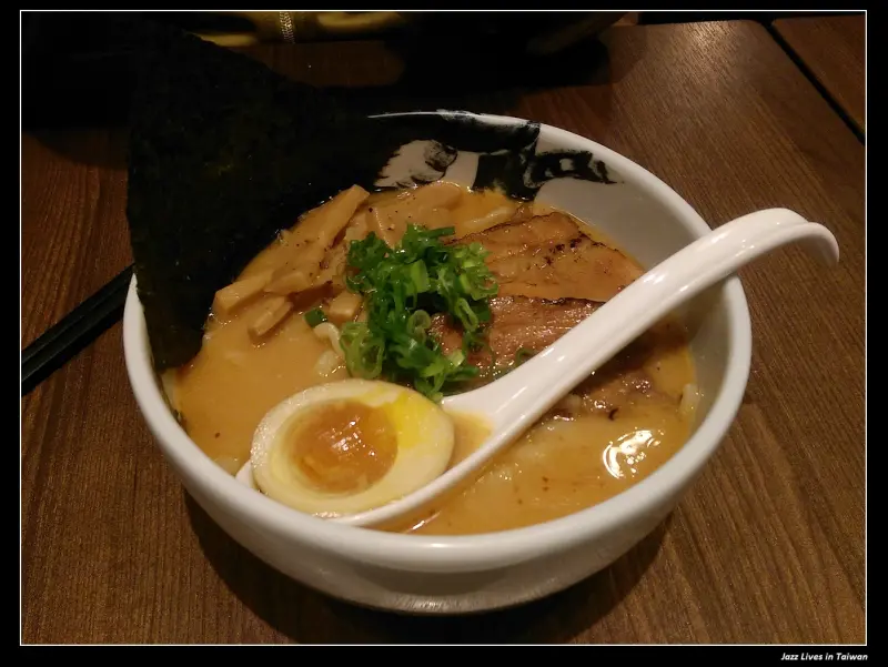 [麵屋武蔵.虎洞] 豚骨魚介加上蒜味, 引出Q彈拉麵的好滋味~