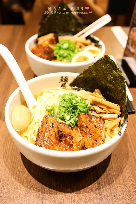 【台北信義_微風松高】麵屋武藏 虎洞 ♥ 大塊炙燒超厚切叉燒拉麵，濃郁的雙湯頭，麵條Q彈，微風松高美食，日本料理餐廳，信義新天地美食推薦，近捷運市政府站 ♥