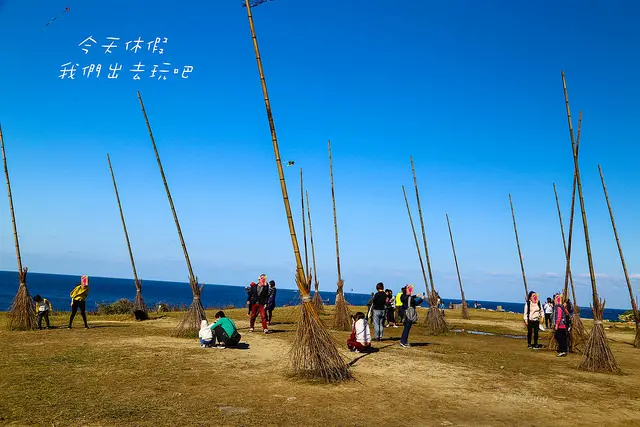 巨型掃把齊聚"潮境公園"。讓我們一起來走入電影魔幻場景吧~