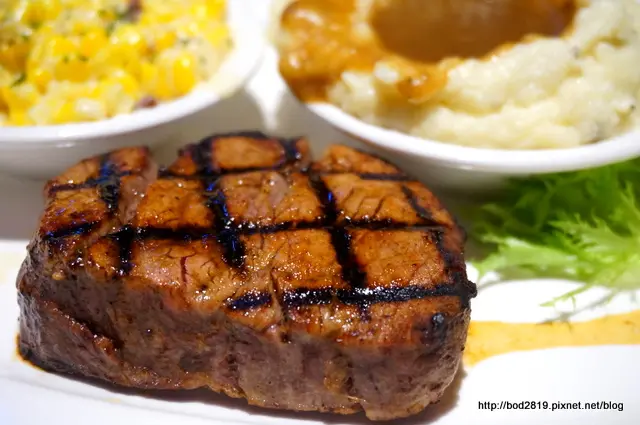 【台北信義】TEXAS ROADHOUSE 德州鮮切牛排(微風松高)－來自美國連鎖牛排，牛排美味配菜也不錯！