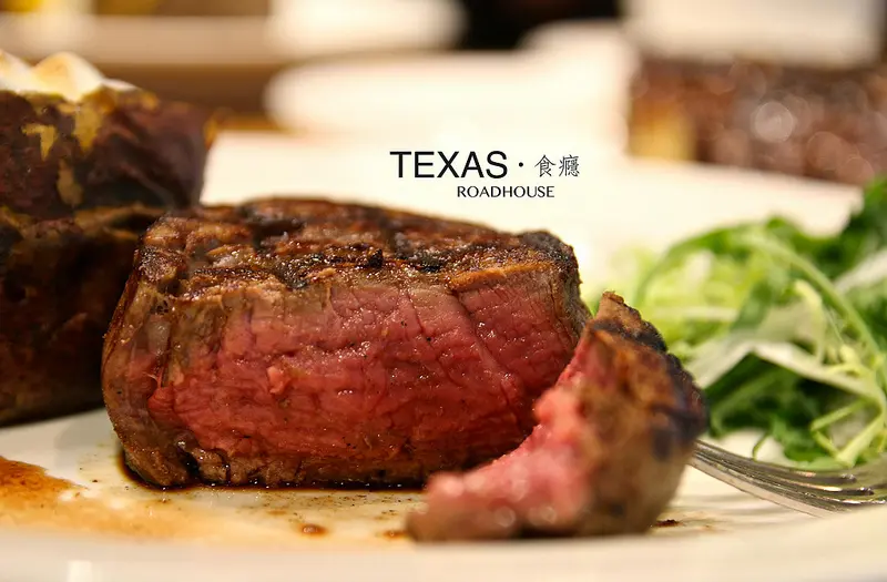 [食癮-西式]Texas Roadhouse德州鮮切牛排-美國連鎖牛排店全亞洲第一間－微風松高店！吃了還想再吃的鮮切牛排！/信義區美食/市政府站/微風松高