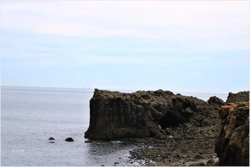 【澎湖‧西嶼】鯨魚洞‧小門嶼最特殊的海蝕自然景觀，像一條擱淺在岸邊大型鯨魚