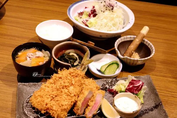 【市政府站】伊勢路 勝勢日式豬排~不只豬排 還有當令海鮮及有生熟度的炸肋眼牛排