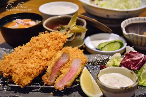 
伊勢路勝勢日式豬排(微風松高店)。海陸熟成豬肉酥炸魚牡蠣炙燒炸牛排
