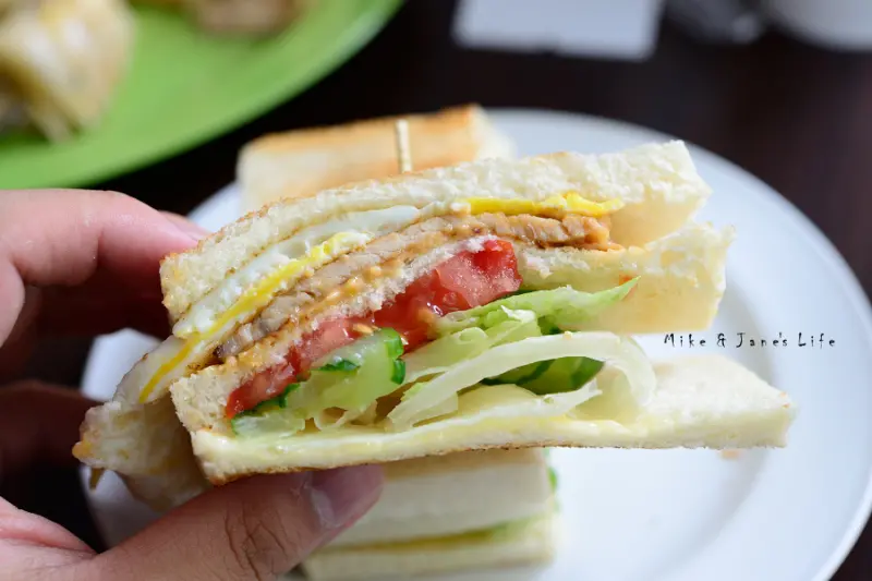 【新北食記-永和區】炭之家炭烤三明治 / 永和四號公園新開店又一間～三明治標榜炭烤但怎麼沒什麼炭味XD~招牌豬排蛋三明治必點