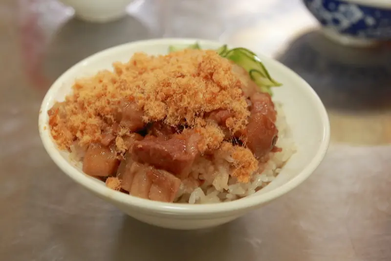 吃。台南|中西區。飄香近四十年，限量台南米糕美食，不提早來會撲空，令人回味無窮「 公園路米糕」。