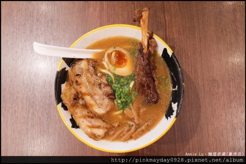 ✿高雄✿ 高雄二店開幕 分店限定版的巖虎培根太刀拉麵 煎到焦香的培根肉跟叉燒肉都好好吃 ➜ 麵屋武藏(巖虎店)