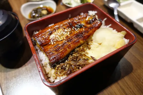 (胖樺食記) 台北市永康街有好吃鰻魚飯的「永康肥鰻屋」，小酌一杯或吃飽飽都可/捷運東門站/丼飯定時/居酒屋        
      