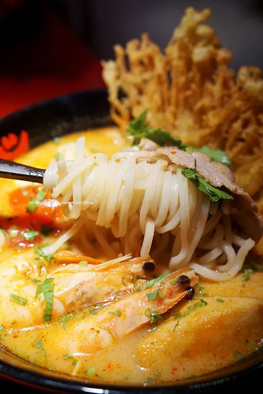 【台中西區】瓦城大心 新泰式麵食 - 酸辣海陸麵泰味王道.紅通通裝潢吃泰式拉麵.整個好溫暖的色調.加映勤美誠品的希望你會喜歡