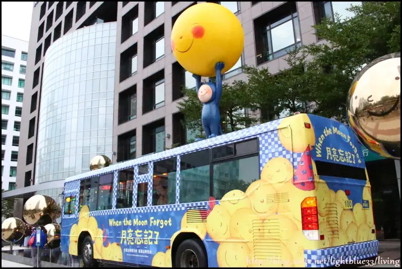台北新景點：來信義區搭幾米公車～「月亮忘記了」裝置藝術