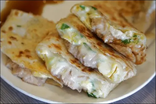 《板橋美食/捷運江子翠/小姑食記》百味早餐~會爆漿的無敵起司鮪魚蛋餅好呷！