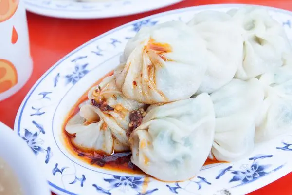 宜蘭正好鮮肉小籠包，湯汁在嘴裡洩洪啦!