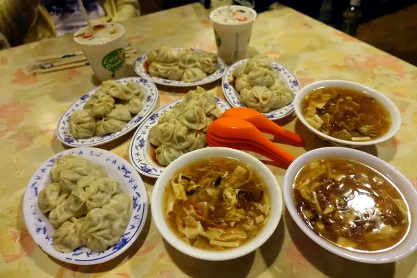 (胖樺食記)宜蘭平價必吃排隊名店「正好鮮肉小籠包」，泰山路光復國小對面