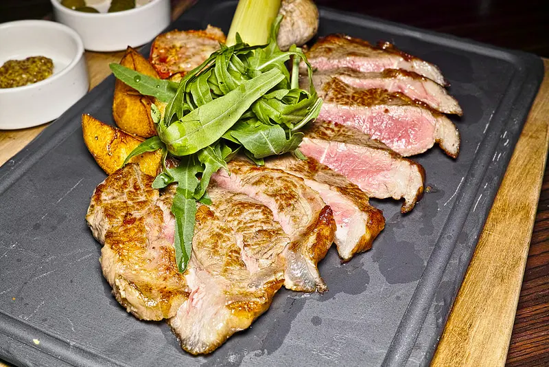 國父紀念館站 美味作伙吃 約會或聚餐首選的餐酒館 A COMMUNITY