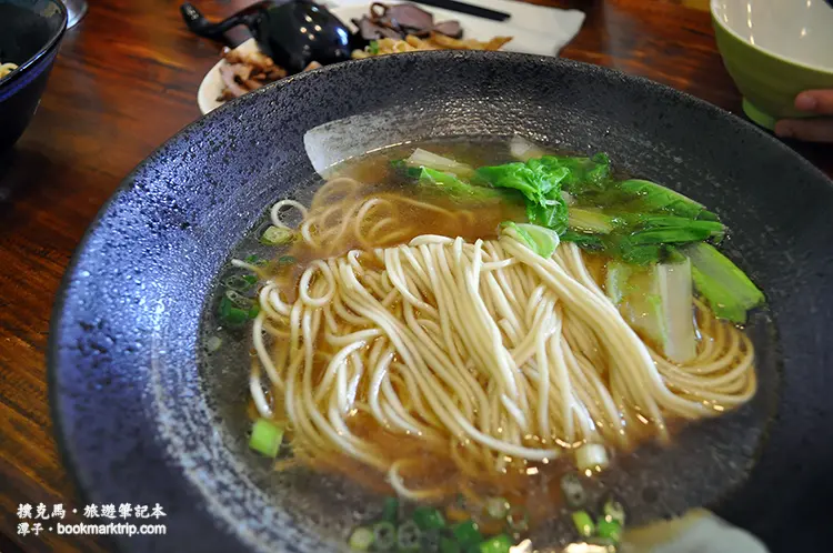 復古現代混搭風的眷村美食麵店：怒騾子麵店