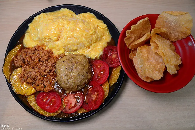 【台中│美食】咖哩飯推薦，自由配客製化咖哩，又有新配料登場，酥脆餃皮讓口感更上一層樓，炒明治豬肉末好下飯。野島家(中美店)