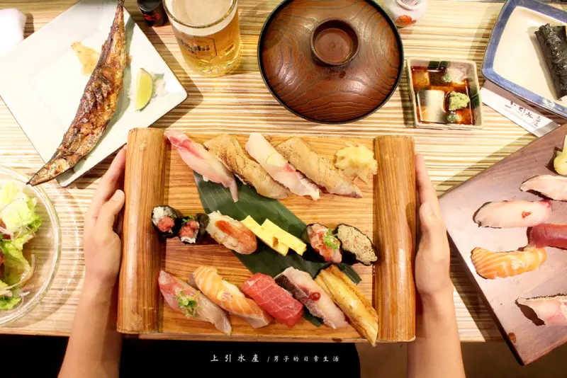 【男子的日常生活】上引水產 立吞美食區，外地人也為之瘋狂的產地漁貨直送生魚片壽司，站再久也一定要吃。台北濱江街